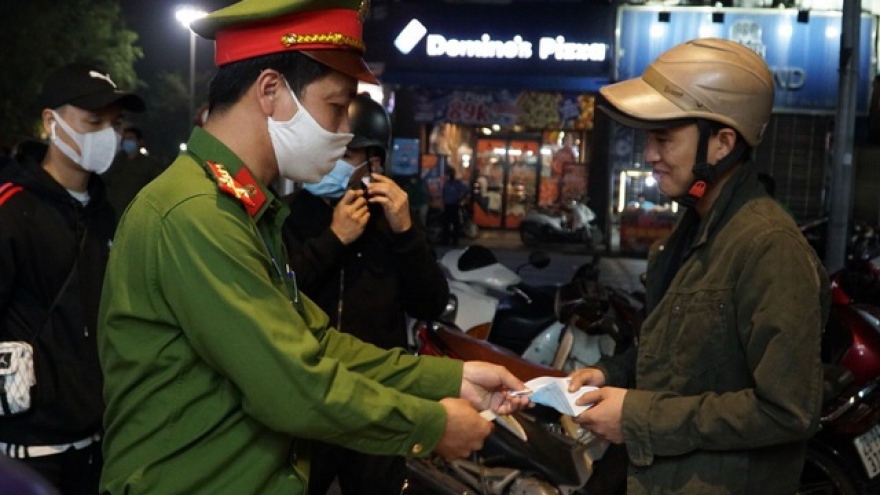 Hanoi fines people for not wearing face masks at pedestrian streets